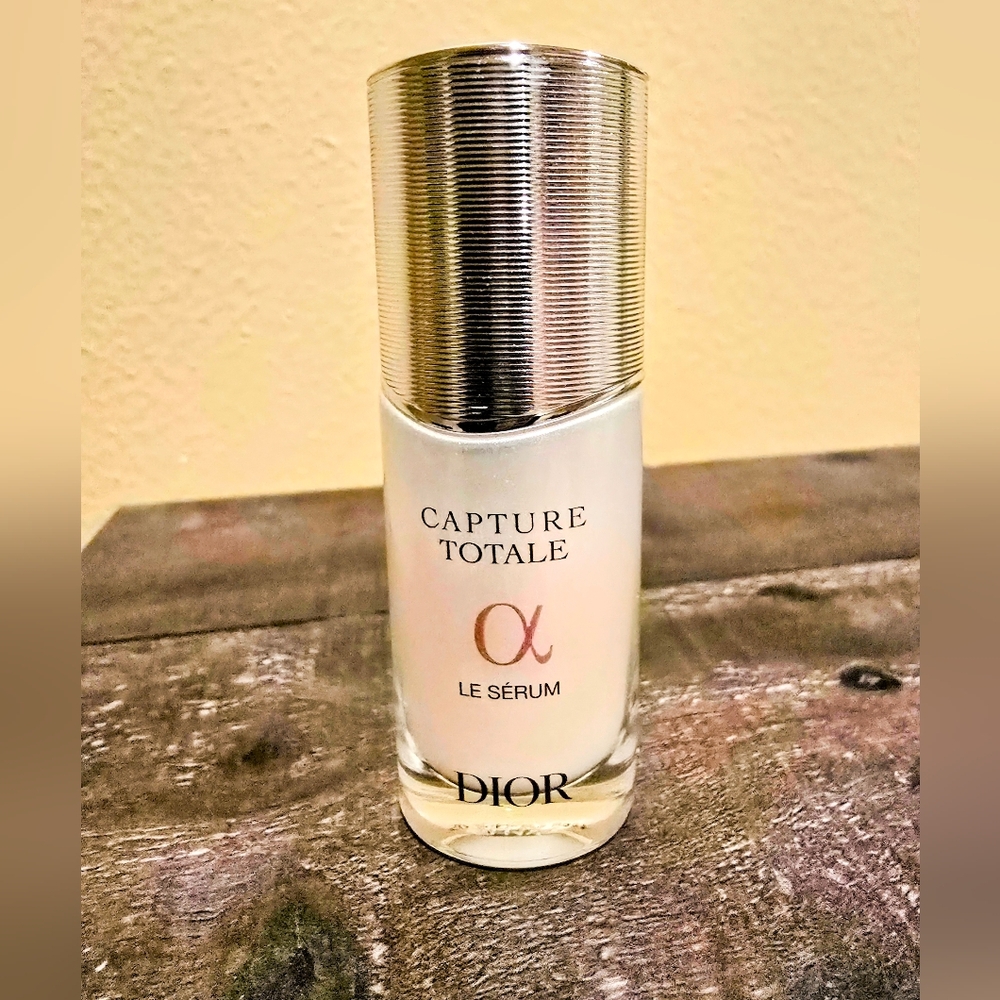 Dior Capture Totale Le Sérum Face and Neck Youth Revealing Serum